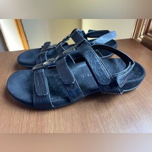 Vionic Size 8 Amber Adjustable Strap Black Sandals